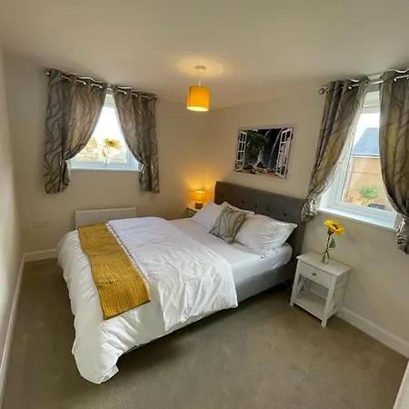 Spacious Apartment In Brooklands Milton Keynes Exterior photo