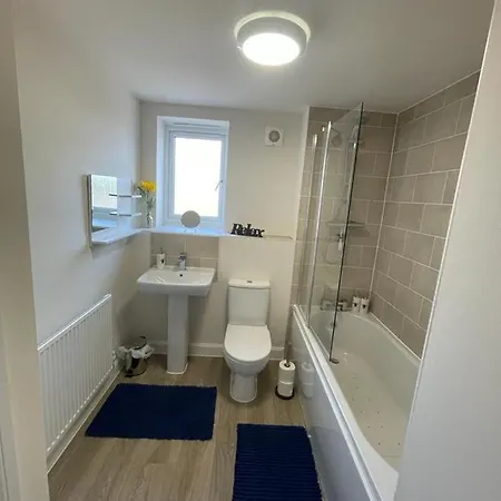Spacious Apartment In Brooklands Milton Keynes Exterior photo