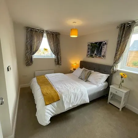 Spacious Apartment In Brooklands Milton Keynes Exterior photo